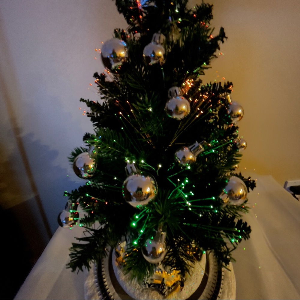 Thomas Kinkade Holiday Sparkle Fiber Optic Christmas Tree w/Moving Train & Music - Picture 6 of 12